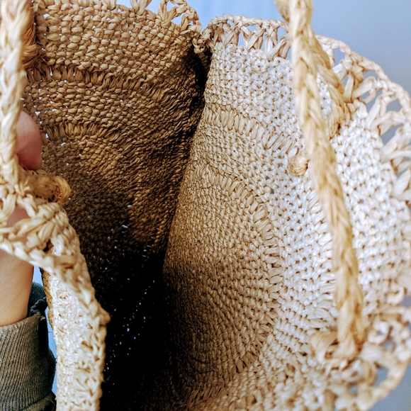 Round Woven Straw Wicker Purse with Tassle - Picture 4 of 5
